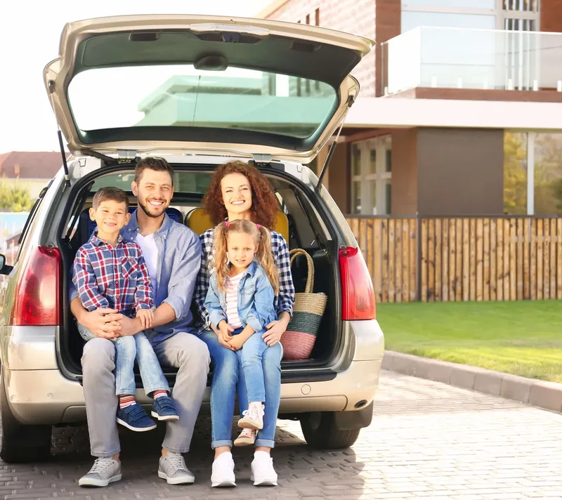 Familia protegida con seguro de auto BSE